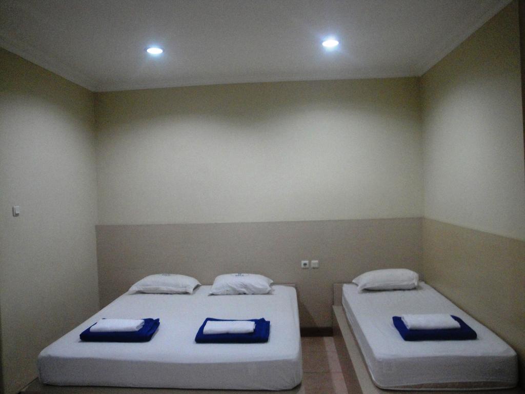 Surakarta  Hotel Trio חדר תמונה