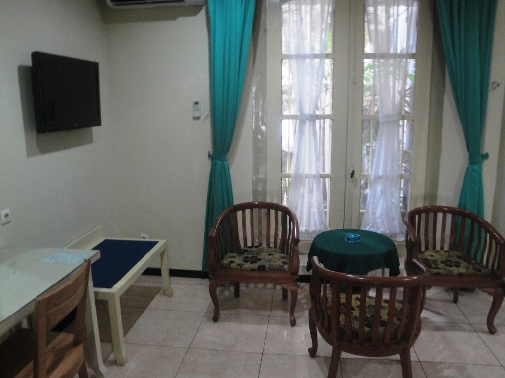 Surakarta  Hotel Trio חדר תמונה