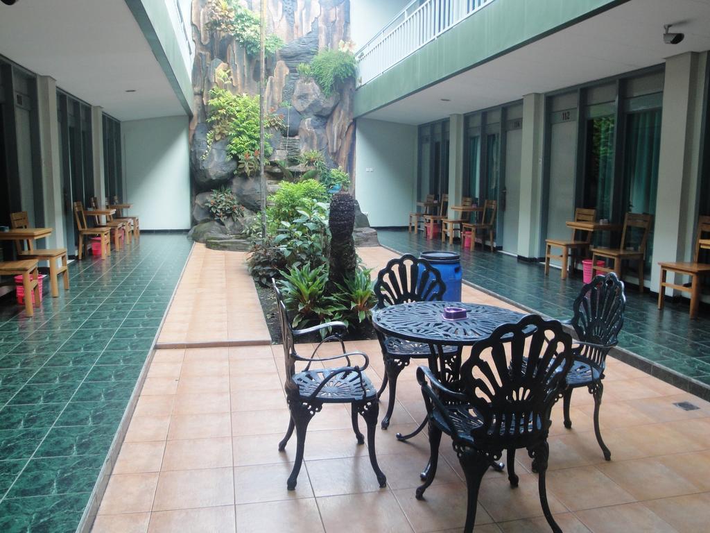 Surakarta  Hotel Trio מראה חיצוני תמונה