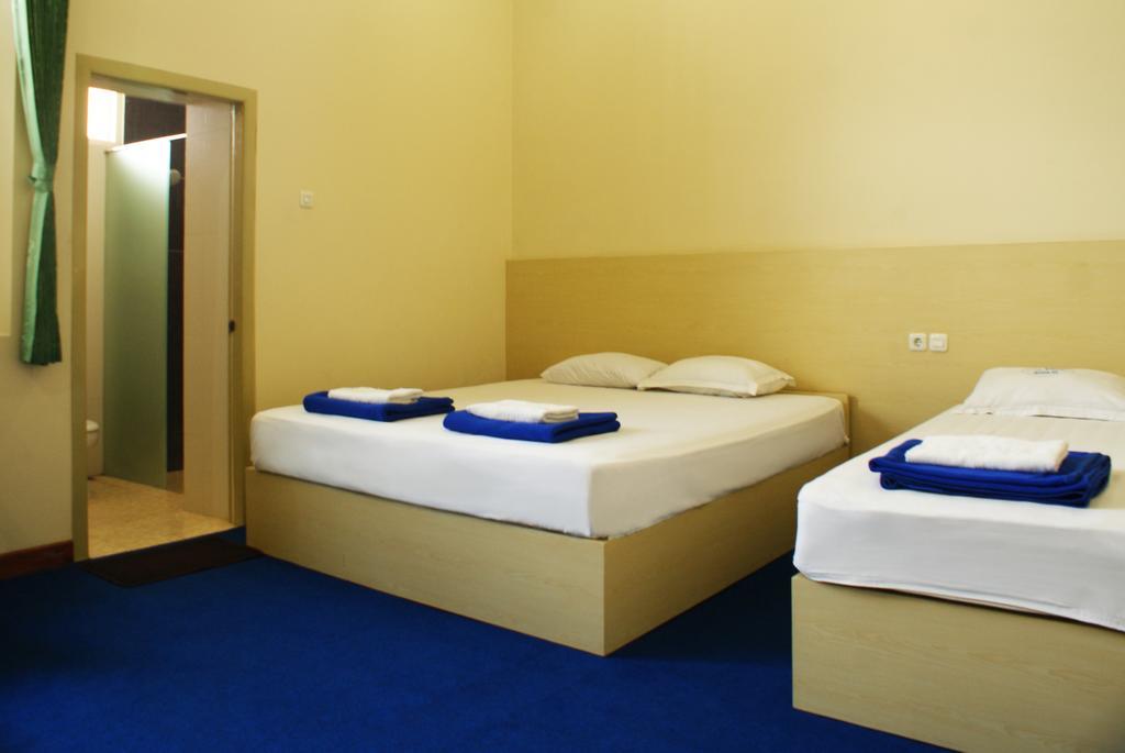 Surakarta  Hotel Trio חדר תמונה